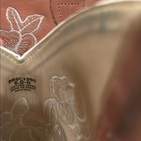 Women's Embroidered Western Boots - Picture 6 of 9